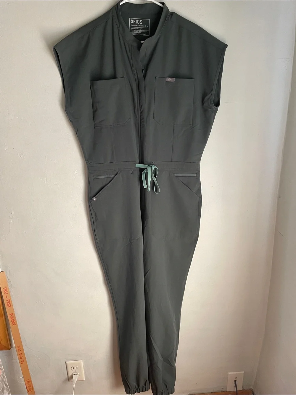 NWT Figs Rafaela Jogger ScrubJumpsuit Cargo Scrub Jumpsuit jogger Bonsai Green L